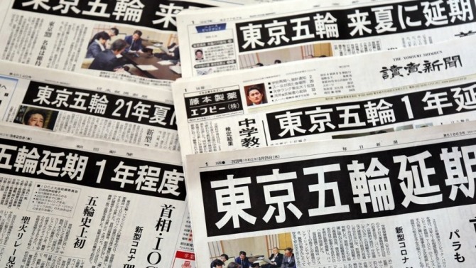 지난 25일 코로나19로 도쿄올림픽 1년 연기를 보도한 일본신문들  사진=연합