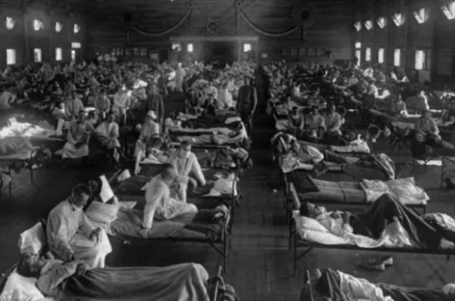 1918년 세계를 공포로 몰아넣은 ‘스페인독감’에 감염된 사람들이 미국 캔자스주 포트 라일리 인근의 한 구급 병원에 가득한 모습.