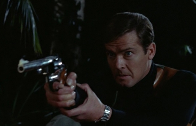 007 영화 ‘리브 앤 렛 다이’ 주인공을 맡은 故 로저 무어가 매그넘 권총을 겨누고 있는 영화 속 한 장면.