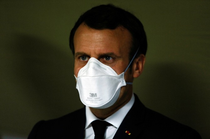 에마뉘엘 마크롱 프랑스 대통령이 마스크를 쓰고 프랑스 동부 뮐루즈의 군 야전병원을 방문하고 있다. AP/뉴시스