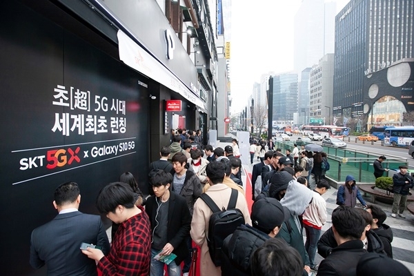지난해 4월 SK텔레콤 매장 앞에 5G폰을 구매하려는 고객들이 몰려 있다. 사진=SK텔레콤