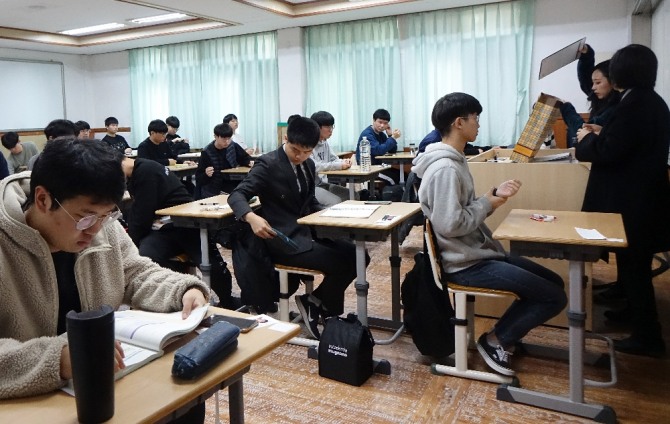 한국교육과정평가원은 오는 12월 3일에 실시되는 '2021학년도 대학수학능력시험 시행기본계획'을 발표했다.사진은 지난 2020학년도 대학수학능력시험을 치르고 있는 수험생이 시험 전 준비를 하고 있는 모습.사진=뉴시스