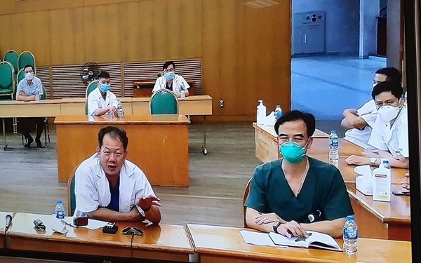 베트남 코로나 확산의 진원지로 지목된 백 마이 병원에서 의사들이 진료를 기다리고 있다.