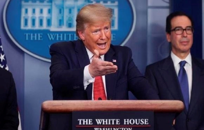도널드 트럼프 미국 대통령이 미국 백악관에서 열린 코로나19 태스크포스(TF) 브리핑에서 대응 대책을 발표하고 있다. 