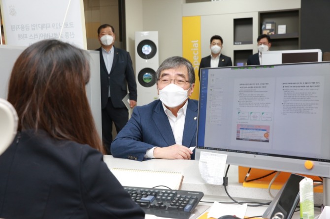 지나 26일 서울 동작구 KB국민은행 사당동지점을 방문한 윤석헌 금융감독원장이 창구 직원과 이야기를 나누고 있다. 사진=뉴시스