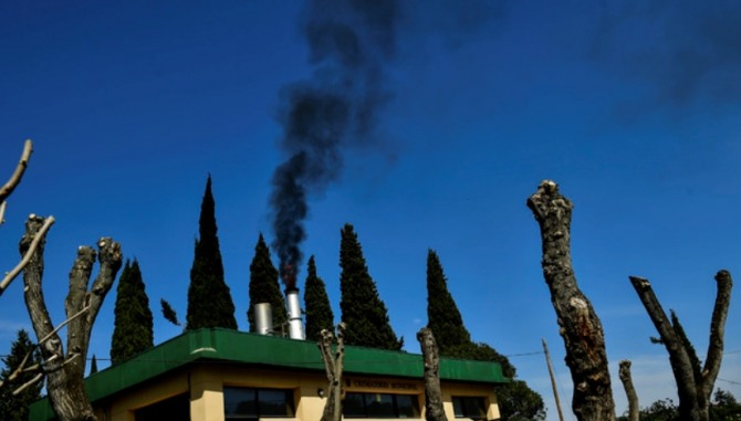 28일(현지시간) 스페인 북부 로그로뇨 소재 한 묘지 화장터에서 연기가 솟고 있다.사진=AP/뉴시스
