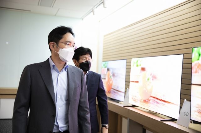 이재용 삼성전자 부회장이 지난 19일 삼성디스플레이 아산 사업장을 방문해 디스플레이 생산라인을 점검하고 있다. 사진=삼성전자