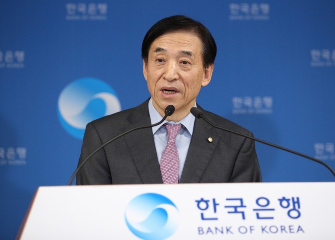 이주열 한국은행 총재가 16일 통화정책방향 간담회에서 기준금리를 1.25%에서 0.75%로 인하한 내용을 발표하고 있다. 사진=한국은행