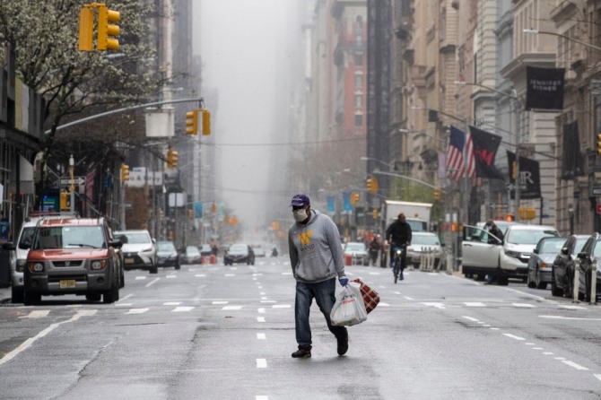 지난달 29일 뉴욕 맨해튼에서 한 남성이 마스크를 쓴 채 거리를 걷고 있다. 워싱턴포스트(WP)는 30일(현지시간) 미 질병통제예방센터(CDC)가 공공장소에서의 천 마스크 착용을 권고하는 지침을 마련 중이라고 보도했다. 사진=뉴시스