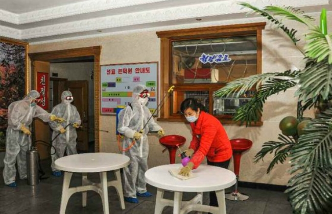 사진은 북한의 선교지역 한 시설에서 위생당국이 코로나19 방역작업을 진행하고 있는 모습.