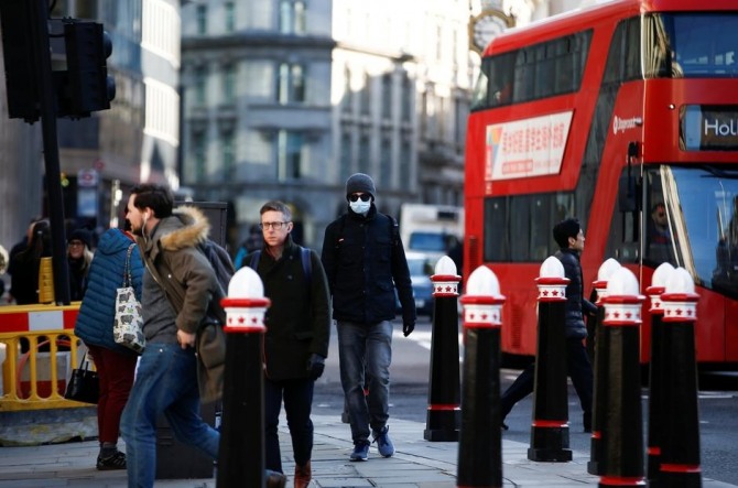 신종 코로나바이러스 감염증(코로나19) 여파로 영국의 일부 지역에서 한달 새 버스이용자 수가 75%이상 감소했다.    사진=로이터
