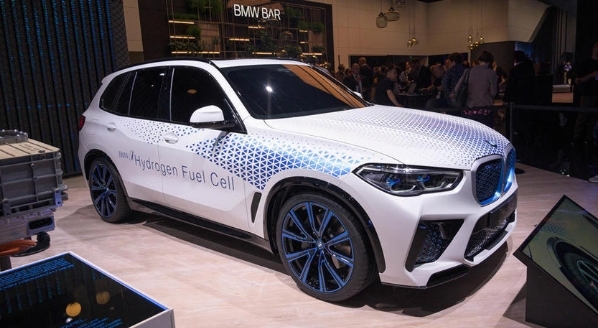 BMW가 2022년 하반기에 369마력의 X5 기반 수소연료 SUV 전기차를 출시할 예정이다.