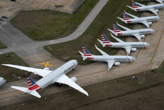 아메리칸항공 소속 여객기들이 코로나19 사태로 인한 대규모 운항 감축으로 지난 23일(현지시간) 미국 오클라호마주 털사공항에 발이 묶여있다. 사진=로이터