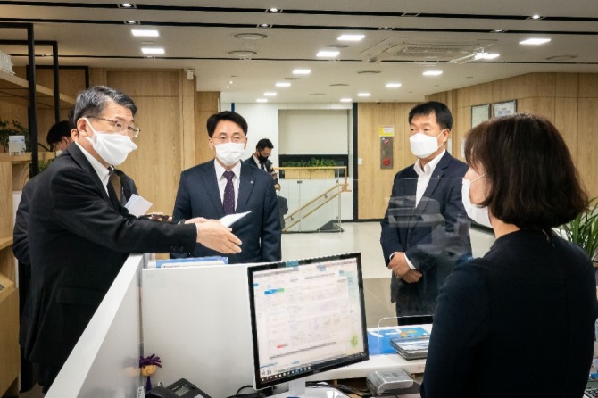 은성수 금융위원장이 농협 동대문지점을 방문해 코로나19  금융지원 현장 이행점검을 하고 있다. 사진=금융위원회