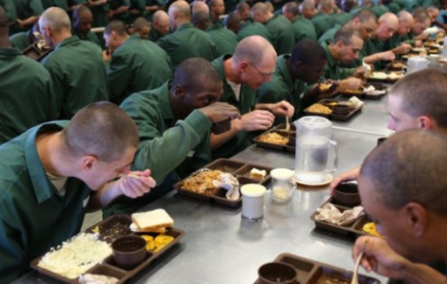 사진은 미국의 한 교도소에 수감된 수형자들이 식사를 하고 있는 모습.