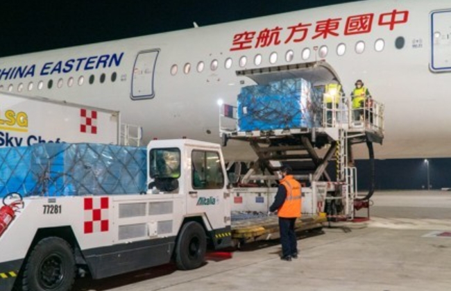 신종 코로나바이러스(코로나19) 감염 확대를 막기 위해 중국에서 보내진 의료물자가 이탈리아 공항에 도착하고 있는 모습.