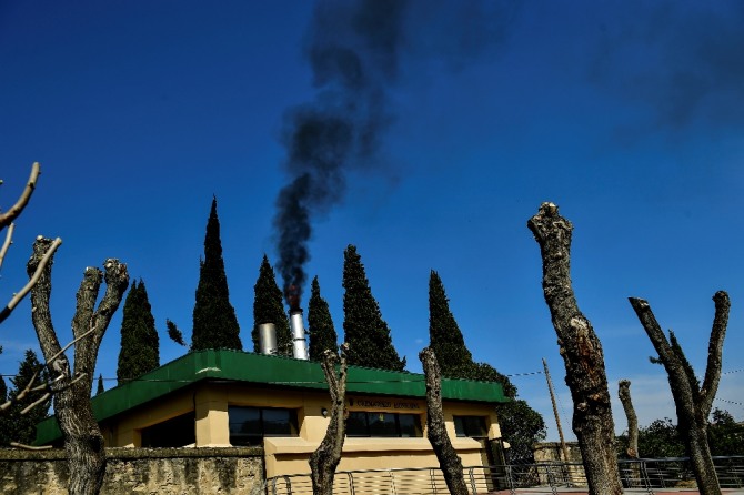 스페인 북부 로그로뇨의 한 묘지 화장터에서 연기가 솟고 있다. AP/뉴시스