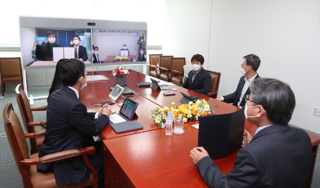 한국토지주택공사(LH) 서창원 주거복지본부장(오른쪽 1번째)이 경남 진주혁신도시에 위치한 LH 본사에서 한유순 다방 대표이사와 온라인으로 협약을 체결하고 있다. 사진=LH 