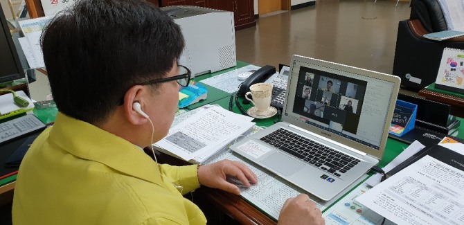 광주광역시동부교육지원청(교육장 김철호)이 온라인 개학 이후 학사일정 조정 및 원격수업 준비 등 현안 청취를 위해 지난 3월 31일 관내 학교장을 대상으로 화상회의를 주재했다고 2일 밝혔다. /광주광역시교육청=제공