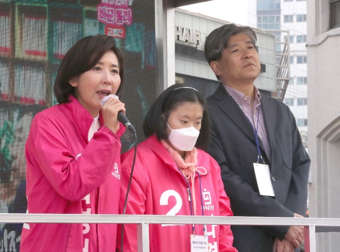 서울 동작을에 출마한 나경원 미래통합당 후보가 태평백화점 인근에서 지지자들에게 가족을 소개하고 있다.  뉴시스