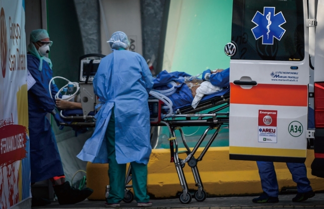 전 세계 최다의 코로나19 감염자와 사망자가 나오고 있는 이탈리아의 한 병원에서 ‘사투’를 벌이고 있는 의료진.
