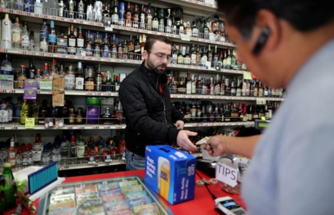 미국에서 코로나19로 인한 외출 규제 장기화로 알코올류 판매가 55%나 급증한 것으로 나타났다. 