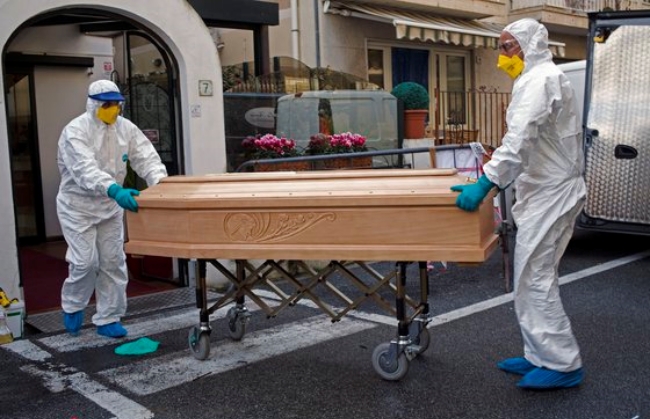 이탈리아 리구리아주 라이젤리아에서 방호복을 입은 의료진이 신종 코로나 감염증(코로나19) 사망자의 시신을 이송하고 있다. 