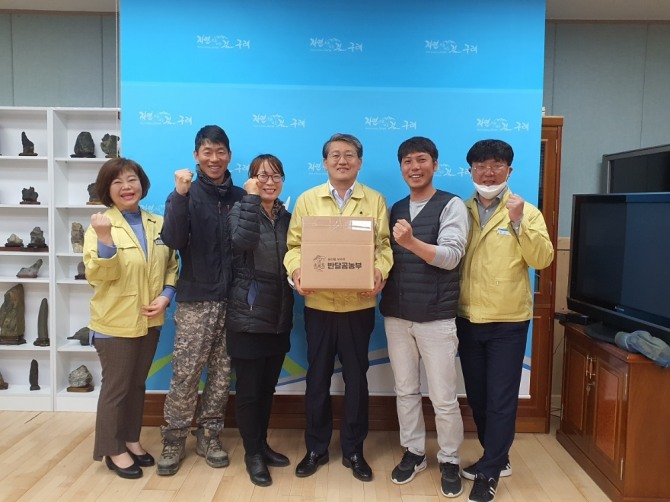 전남 구례군(군수 김순호)는 구례군 청년창업농 동아리‘반달곰 농부’가 지난 1일 구례군청을 방문하여 취약계층을 위한 자가생산 농특산물 꾸러미 20박스를 기탁하였다고 3일 밝혔다. / 전남 구례군=제공