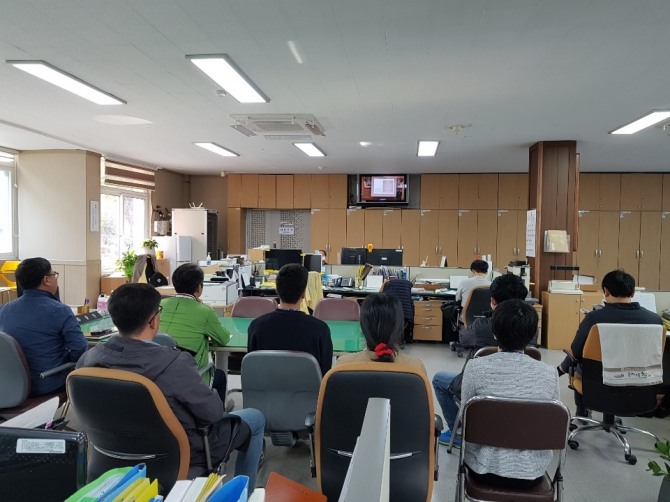 전남 완도군(군수 신우철)은 4월 2일 군청 대회의실에서 순천만 국제정원박람회 추진단장을 역임한 전 순천시 최덕림 국장을 초청해 ‘적극행정 및 규제혁신 마인드 함양을 위한 교육’을 실시하였다. / 전남 완도군=제공