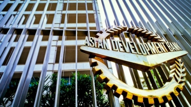 아시아개발은행(ADB)은 올해 우리나라 경제성장률 전망치를 1.3%로 하향조정했다.