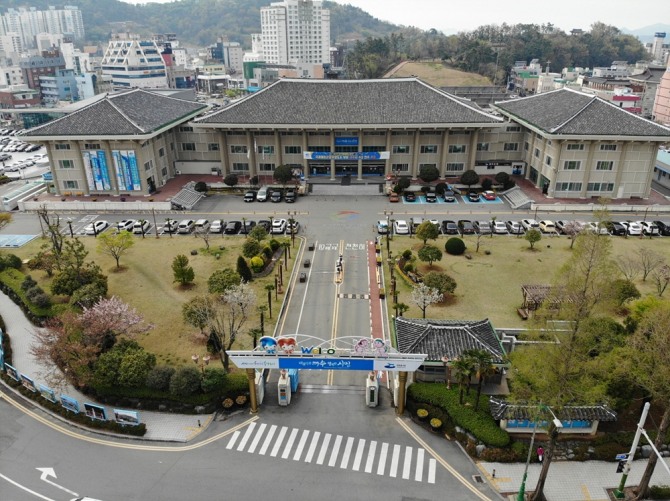 전남 여수시(시장 권오봉)가 상반기 공공근로 및 지역공동체 사업 참여자들에게 휴업수당을 지급한다. / 전남 여수시=제공