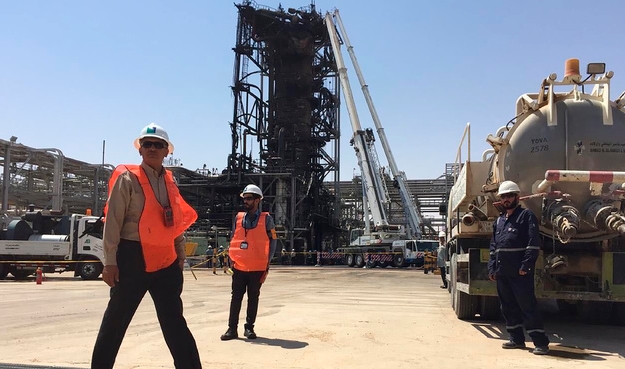지난해 9월, 사우디 국영 석유회사 아람코 직원들이 쿠라이스 유전에서  작업 중이다. 사진=뉴시스