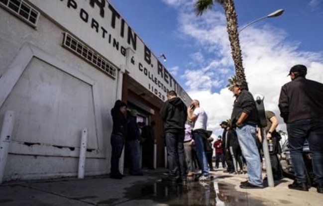 미 서부 캘리포니아주 로스앤젤레스 근교의 총포상 앞에 총을 사려는 사람들이 줄을 서 있는 모습.