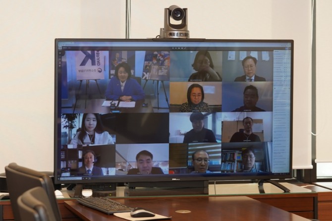 박영선 중소벤처기업부 장관이 '구루미'의 영상 플랫폼을 활용한 온라인 투자설명회에 참여하고 있다. 사진=중소벤처기업부