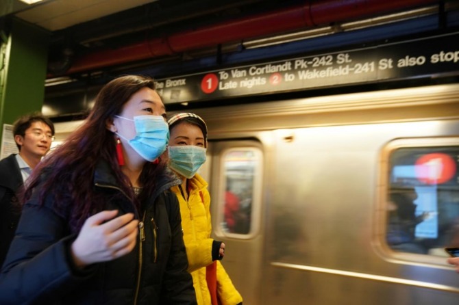 미국 보건당국은 신종 코로나바이러스 감염증(코로나19) 확산을 막기 위해 마스크를 포함한 '얼굴보호대(face covering)' 착용을 권고하는 지침을 마련해 발표할 예정이다.