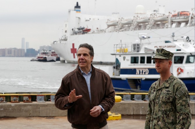 앤드루 쿠오모 미국 뉴욕주 주지사(왼쪽)가 30일(현지시간) 1000개의 병상을 갖춘 해군 병원선 USNS컴퍼트 호가 입항한 뉴욕 항구에서 코로나 19 관련 기자회견을 갖고 있다. 사진=뉴시스