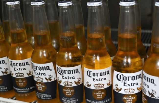 멕시코 태생의 맥주 '코로나'가 코로나19 확산 영향으로 현지시간 4일부터 생산을 중단한다고 밝혔다.
