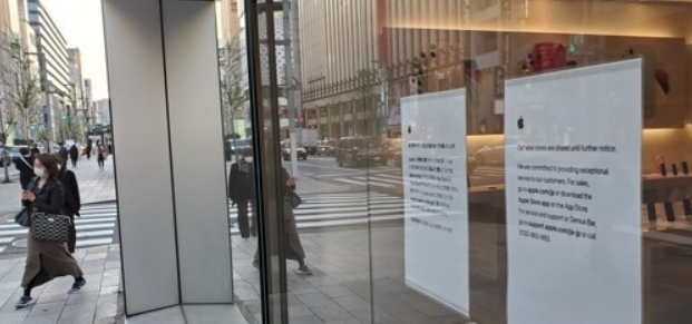코로나19이 확산하는 가운데 지난 2일 오후 일본 도쿄도(東京都)의 대표적인 상업지역인 긴자(銀座)의 애플스토어에 당분간 휴업한다는 안내문이 붙어 있다. 사진=연합뉴스