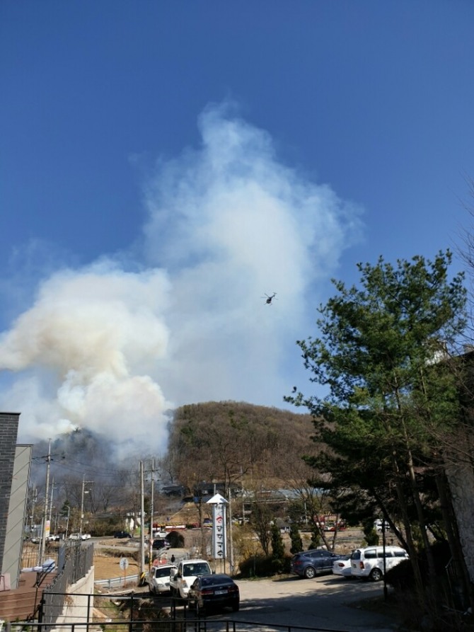 4일 오후 경기도 의왕시 사나골길 야산에서 산불이 발생했다. 사진=독자 양태희 제공