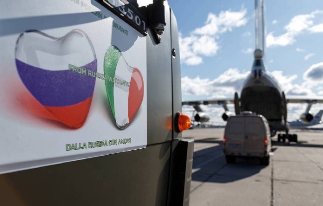 이탈리아로 파견되는 러시아 방역 차량이 ‘DALLA RUSSIA CON AMORE’(러시아로부터 사랑을 담아)라는 메시지를 붙이고 일류신-76(IL-76) 군용기로 향하고 있다. 사진=러시아 국방부.