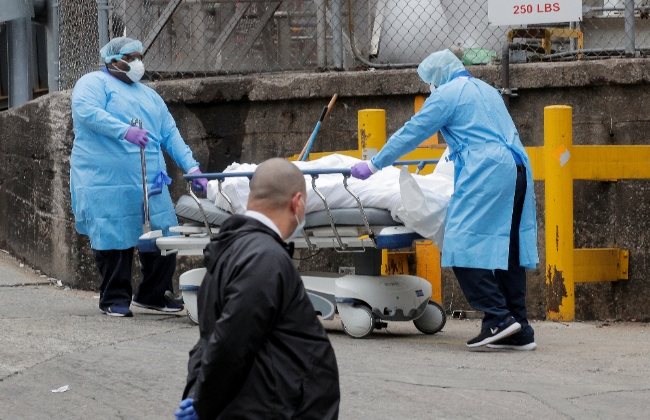 세계 최다의 코로나19 감염자가 발생하고 있는 뉴욕의 한 병원에서 사망자 시신을 밖으로 옮기고 있다.