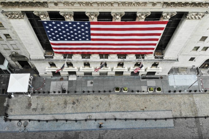 미국 뉴욕의 증권거래소가 코로나 19 여파로 텅 비어 있다. AP/뉴시스