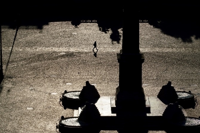 로마의 인적 없는 포폴로 광장을 한 시민이 걸어가고 있다. AP/뉴시스