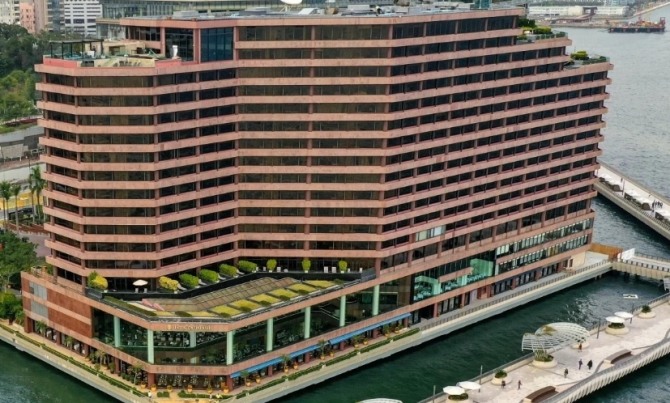 홍콩 인터컨티넨탈 호텔이 2년 동안 호텔을 리노베이션하기 위해 직원 500명을 해고한다.