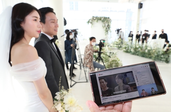 온라인으로 하객을 초대한 신랑과 신부가 4월 4일 강남구 소재 예식장에서 KT가 지원한 ‘유튜브 라이브 결혼식’을 진행하고 있다. 사진=KT