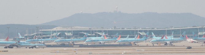 코로나19 여파에 하늘길이 막히면서 운항을 하지 못한 항공기가 인천국제공항 주기장에 주기돼 있다.[사진=뉴시스]