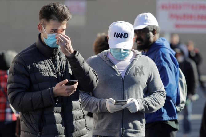 미국 뉴욕주 뉴욕 퀸스의 식료품 체인 트레이더 조 앞에서 마스크를 쓴 사람들이  줄을 서 있다. AP/뉴시스 