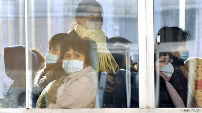 지난 2월 22일 북한 평양 시내버스의 마스크를 착용한 승객들. 사진=로이터