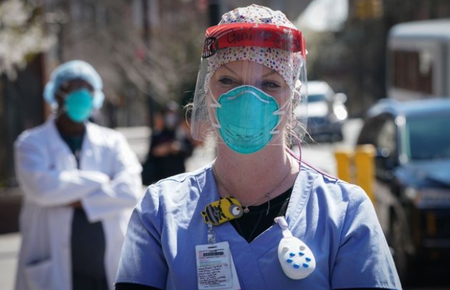 미국 뉴욕 대형 병원 중 하나인 몬테피오레 병원 의료진들이 N95 마스크와 장갑 등 보호장비 지급을 촉구하며 시위를 벌이고 있다. 이들은 병원 측이 간호사들에게 일회용 N95 마스크을 재사용할 것을 요구하고 있다고 주장했다.