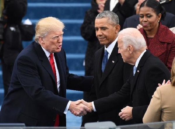 지난 2017년 대통령 취임식에서 도널드 트럼프 대통령(왼쪽)이 조 바이든 전 부통령과 악수를 나누고 있다. 가운데 버락 오바마 전 대통령.  사진=로이터